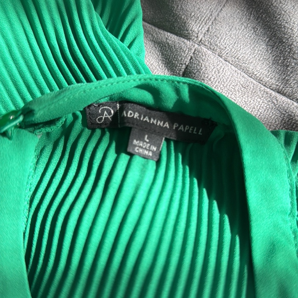 Beautiful green XL pleated top that hangs so nicely! - Picture 3 of 5